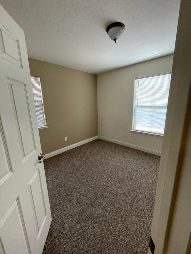 Building Photo - Spacious & Elegant 6-Bedroom, 3.5-Bath Hom...