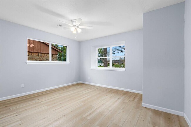 Building Photo - 3306 Crestdale Dr