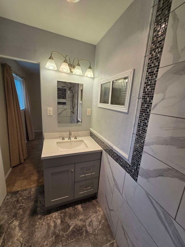 Building Photo - Spacious Home in NE Heights