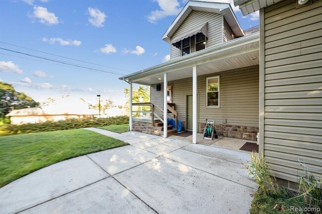 Building Photo - 624 E Main St