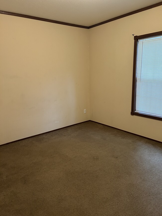 Building Photo - 1349 N Juanita Rd