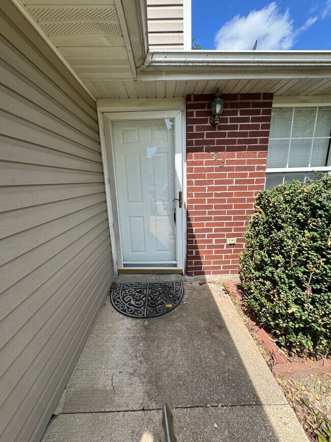 Building Photo - 1591-1593 N Doulton Dr