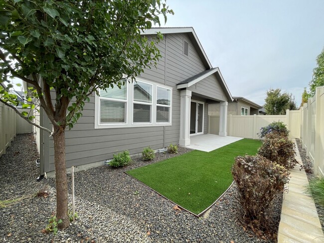 Building Photo - Spectacular 3 bed 3 bath custom home just ...