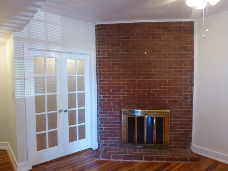 Building Photo - 527 9th St NE