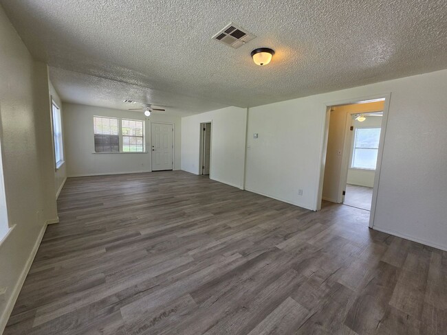 Building Photo - 3 bedroom home in Shawnee!