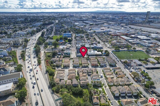 Building Photo - 121 Cancion Way