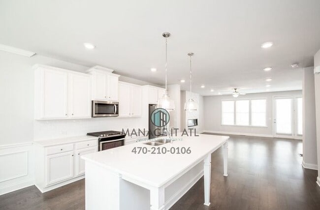 Building Photo - Great location! Elegant Townhome in Doraville