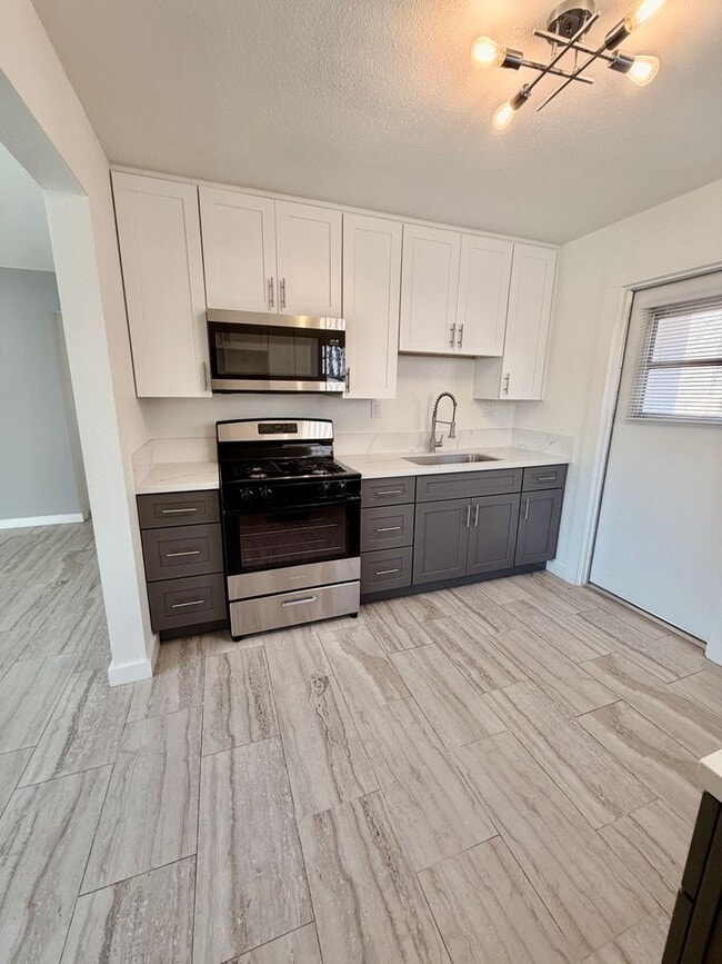 Building Photo - Remodeled 1 Bedroom Unit in Orange