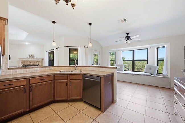 Building Photo - 104 Cowal Dr N