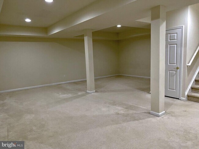 Building Photo - 4204 Lexington Ct