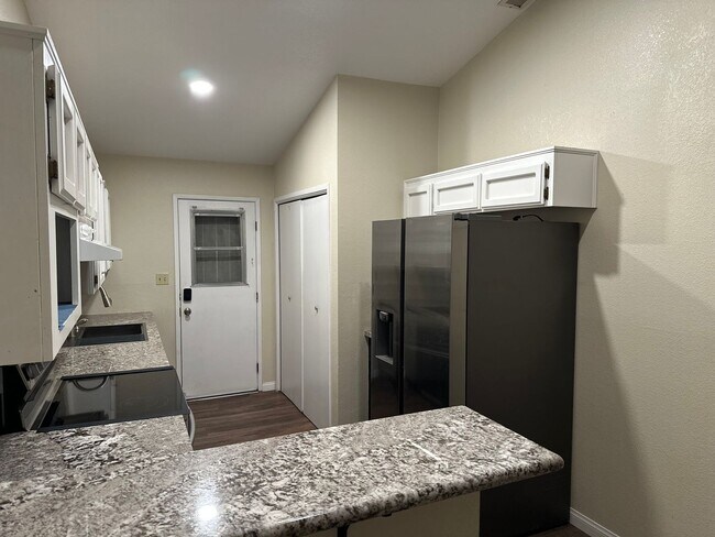 Building Photo - Newly Renovated Condo - In Beautiful Gated Community!