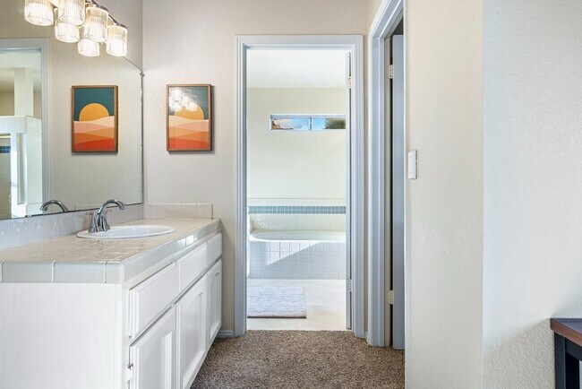 Building Photo - Stunning 4 Bedroom 2.5 bath in Woodward Park area!