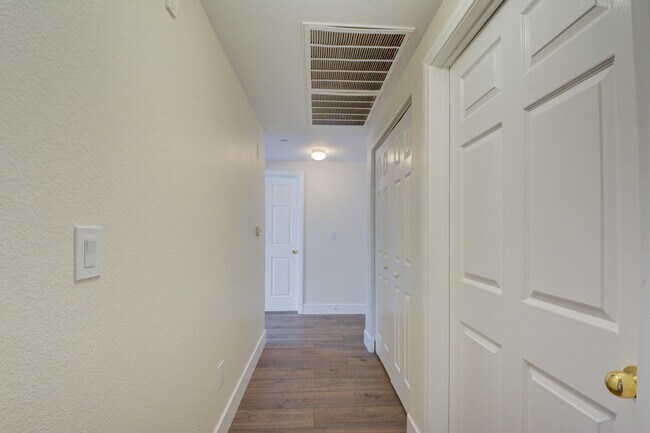 Building Photo - Beautiful 2BR / 2BA Renovated / Modern Condo In A Gated Complex.