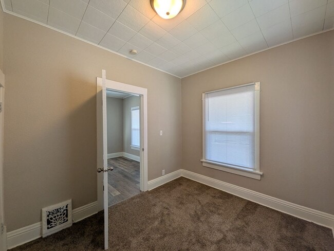 Building Photo - 2 Bedroom Home near Fairgrounds!