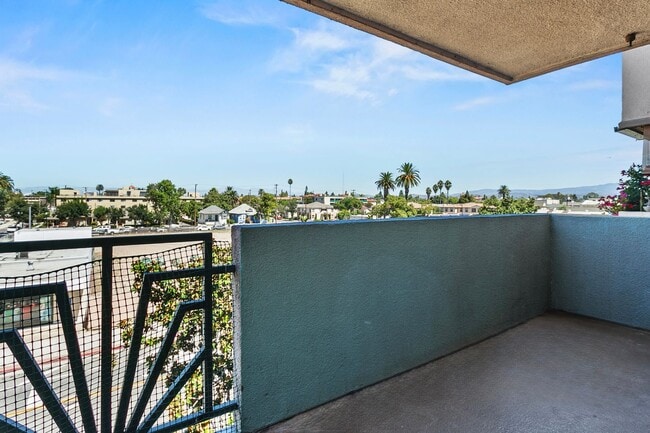 Building Photo - Newly Remodeled 1-Bed Condo in The Spectru...