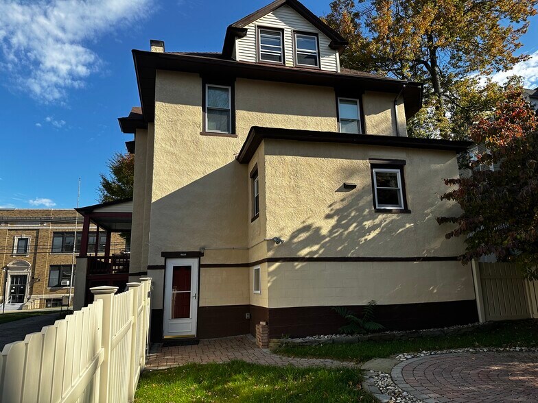 Building Photo - 39 Bartholdi Ave