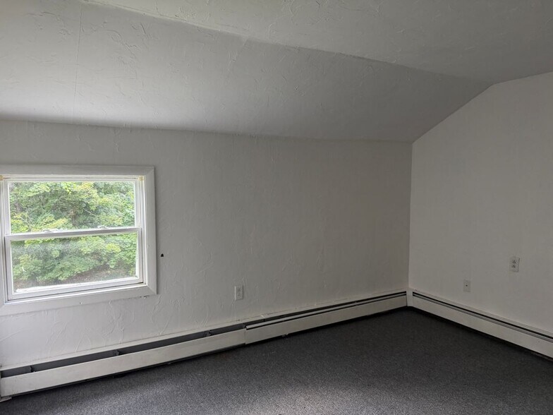 Building Photo - 882 Pleasant St