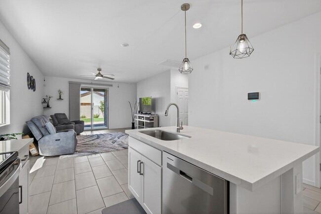 Building Photo - 36354 W San Clemente Ave