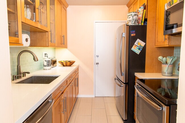 Building Photo - 960 Larrabee St