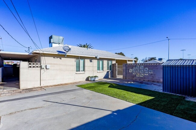 Building Photo - Nicely Updated 2 Bed, 1 Bath Single Story Home In Established Neighborhood