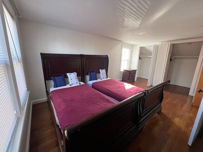 Building Photo - 904 Middle St