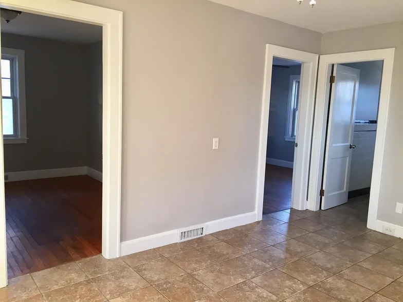 Building Photo - 144 S Maple St