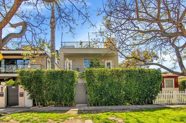 Building Photo - 2411-2413 Ocean Ave