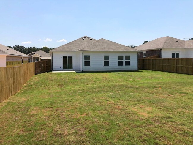 Building Photo - 4 Bedroom in Hallsville