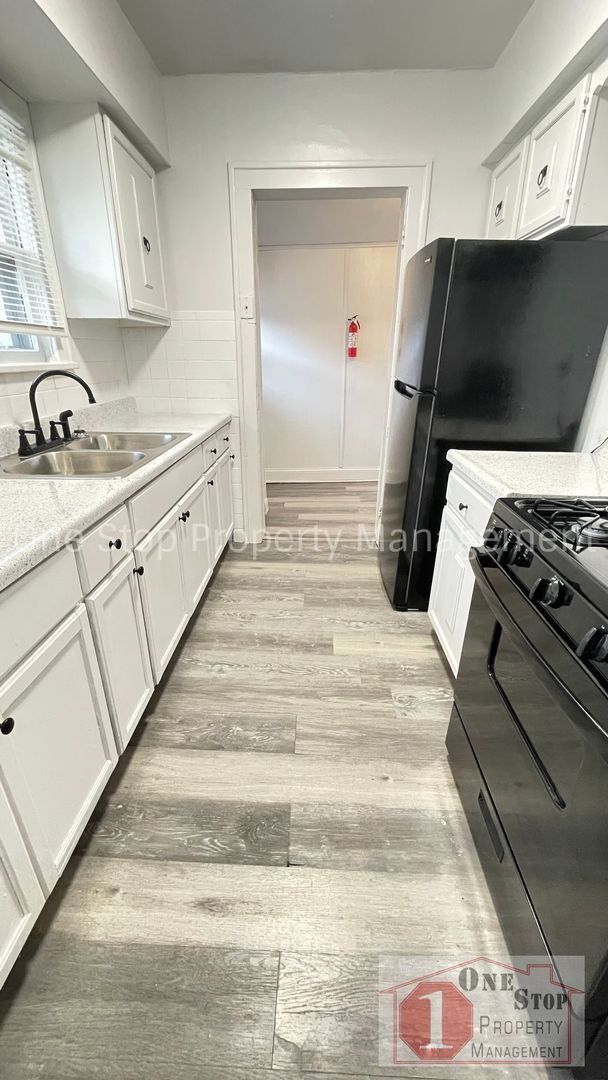 Building Photo - Beautiful 2 Bedroom 1 Bathroom Home in Kansas City!