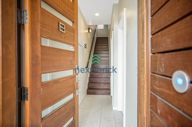 Building Photo - 2 BED & 1.5 BATH TOWNHOME FOR RENT