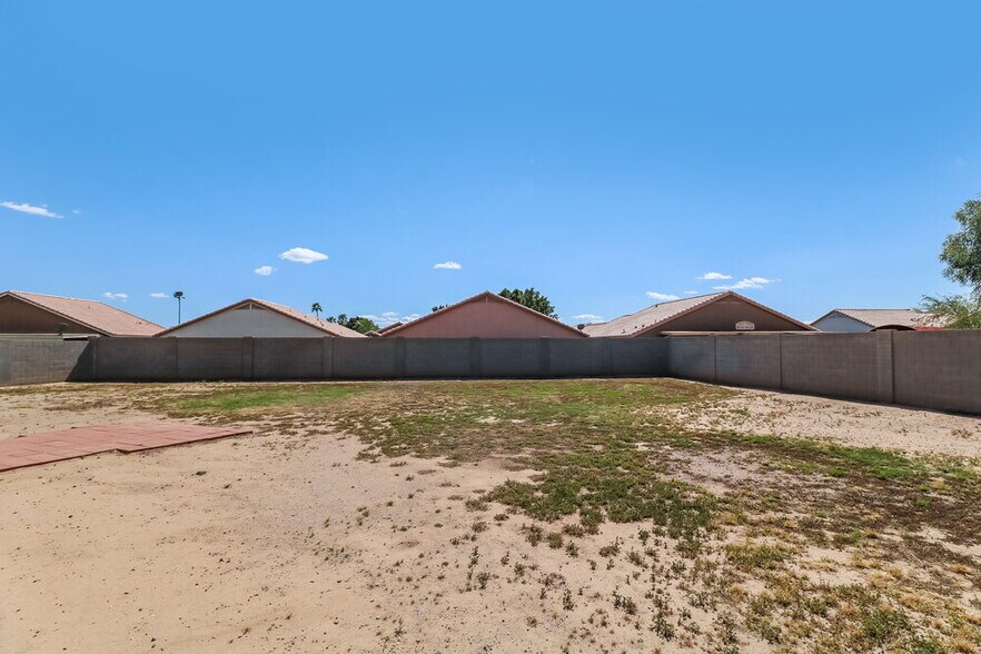 Building Photo - 9015 W Roanoke Ave