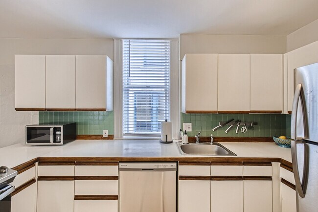 Building Photo - 1240 York St