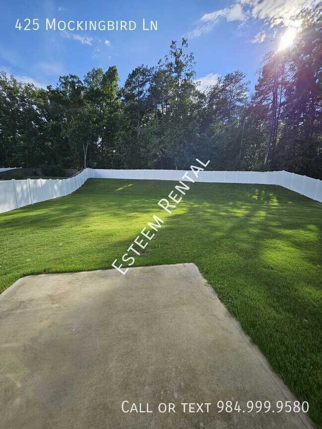 Building Photo - 425 Mockingbird Ln