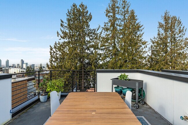 Building Photo - 762A Belmont Pl E