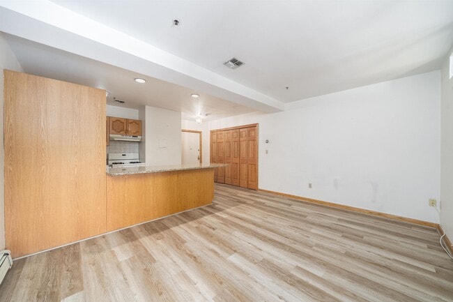 Building Photo - 72 Park Ave