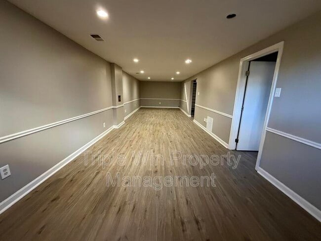 Building Photo - 1665 Queens Dr