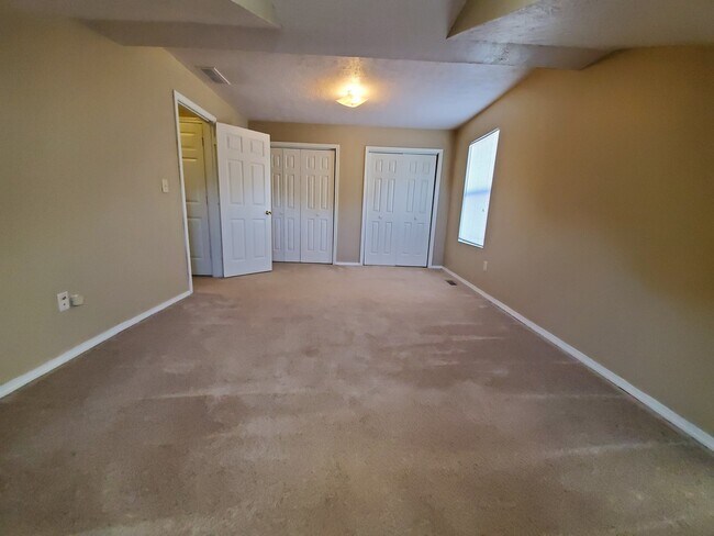 Building Photo - 4 Bedroom Available in July