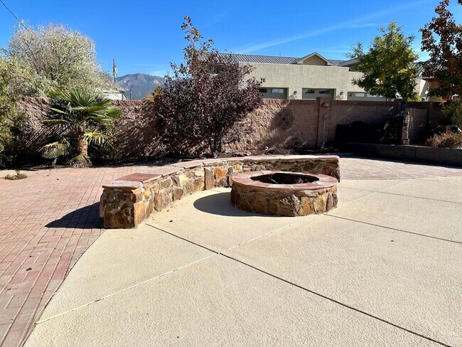 Building Photo - Move in Special Luxury 4 bedroom 4.5 bathr...