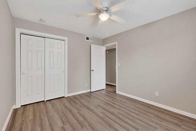 Building Photo - 1812 Buena Vista Dr SE