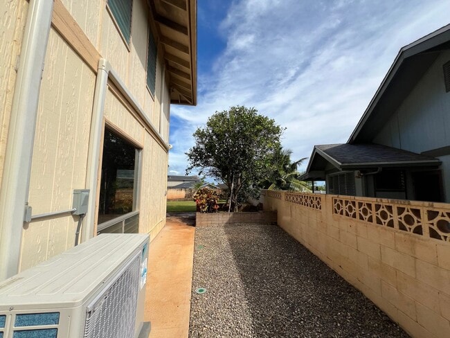 Building Photo - Spacious 5br/2.5ba House w/enclosed yard &...