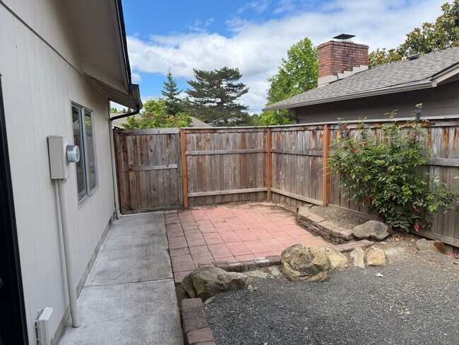 Building Photo - Beautifully updated 3 bedroom, 2 bath house in Eugene!