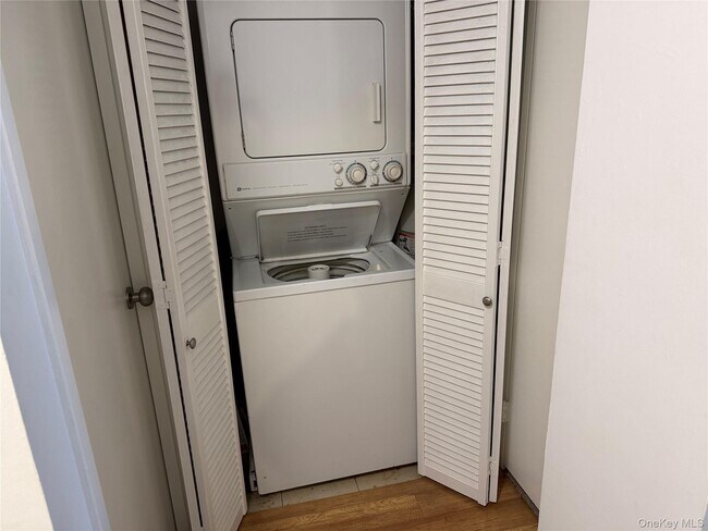 Building Photo - 360 Shore Rd