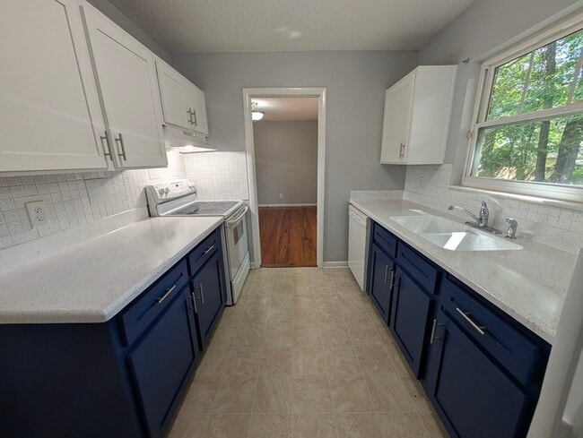 Building Photo - 1820 Medart Dr