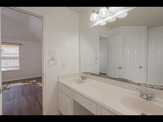 Building Photo - 10819 Waterfern Ct