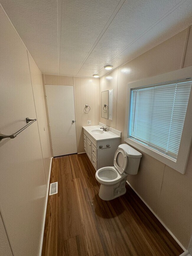 Building Photo - Beautiful rehabbed manufacture home in Lak...