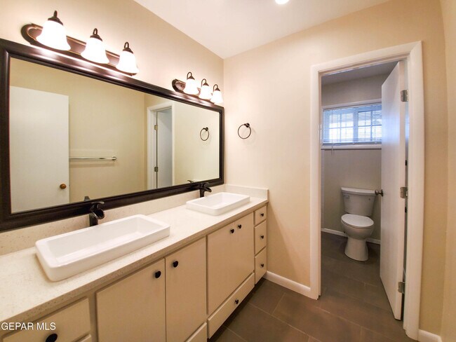 Building Photo - 4311 N Stanton St