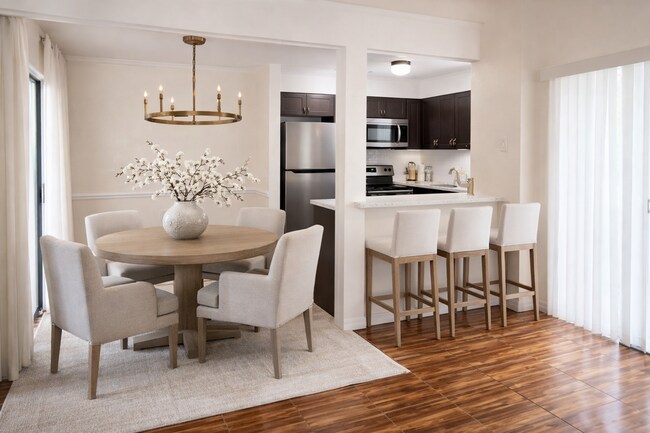 Building Photo - Beautiful Remodeled 1/1 Condo x Rent @ Winter Park in front of Full Sail.