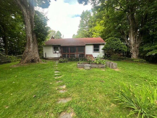 Building Photo - Charming Single Family 2 Bed/1 Bath in Groton!