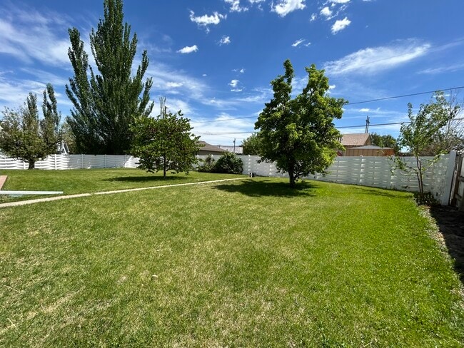 Building Photo - 718 Brassie Dr