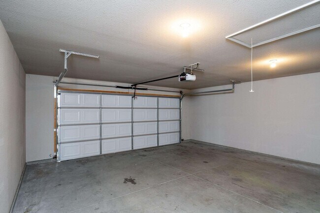 Building Photo - 5803 Abercorn Dr